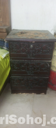 খাটের সাইড টেবিল